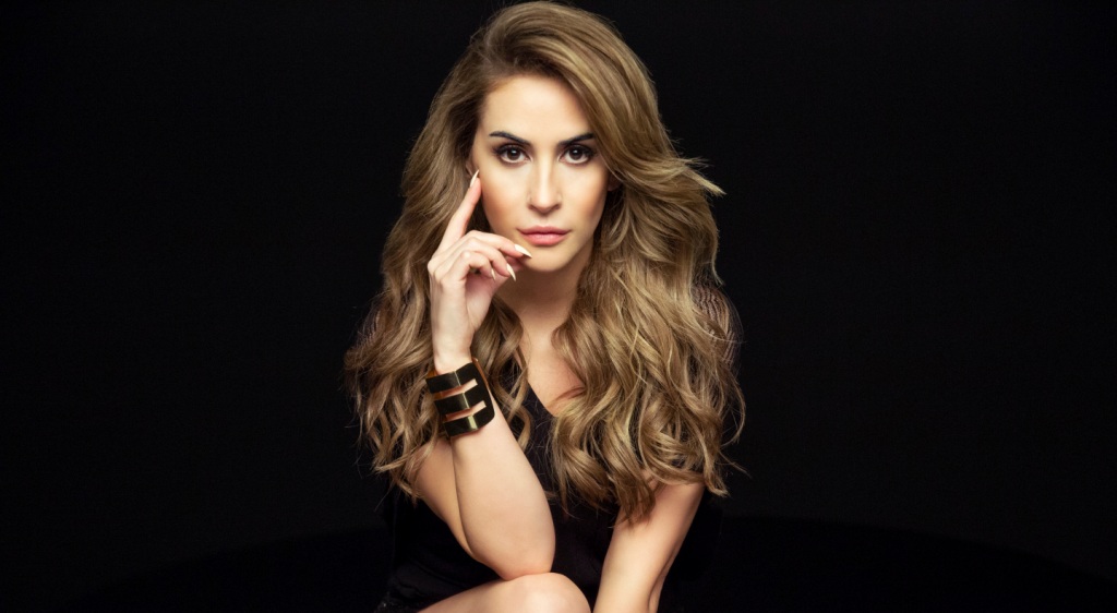 AYNUR AYDIN &#039;&#039;Bİ DAKİKA&#039;&#039;