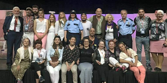 AYVALIK TİYATRO FESTİVALİ’NDE ENTİRİKALI DOLAP KOMEDYASI’NA YOĞUN İLGİ