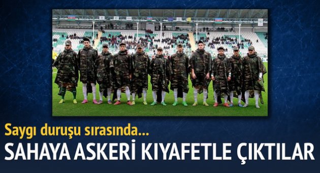 Azeri futbol takımından askeri kıyafetli saygı duruşu