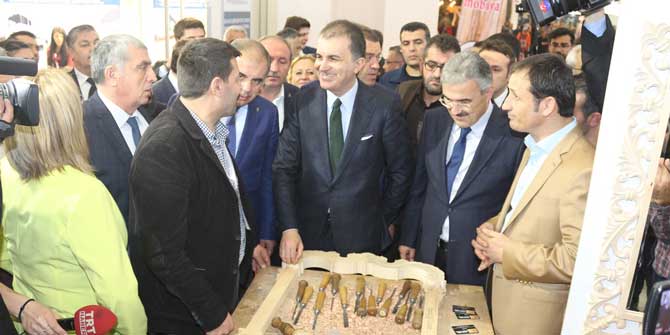 Bakan külliyenin oymacısına teşekkür etti.