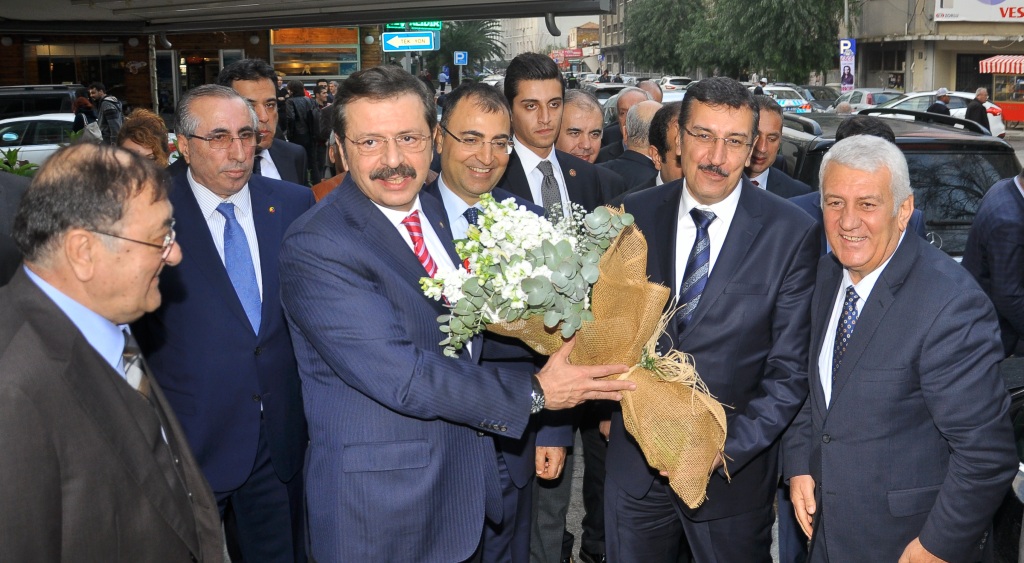 BAKAN TÜFENKCİ ESNAFLA BİR ARAYA GELDİ