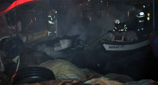 Balıkçı teknesi alev alev yandı