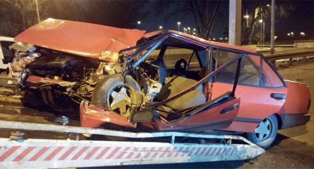 Bariyerlere çarpan araç hurdaya döndü: 3 yaralı