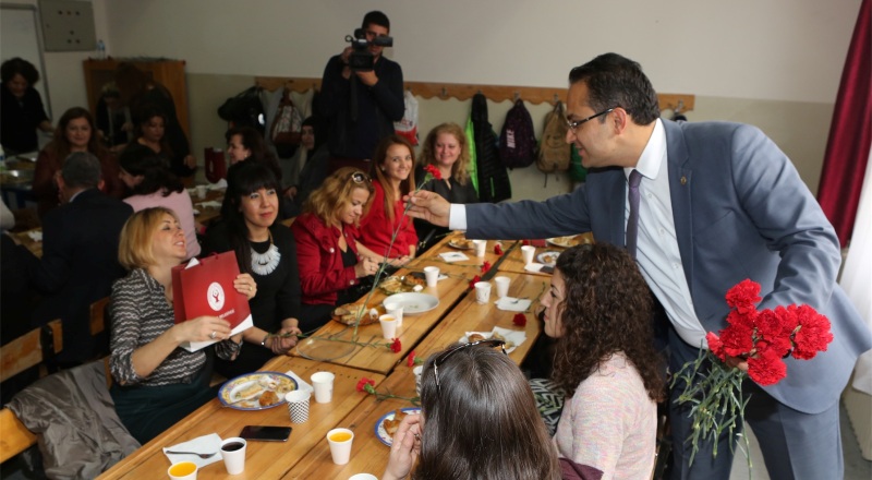 Başkan Atila’dan öğretmenlere karanfilli kutlama