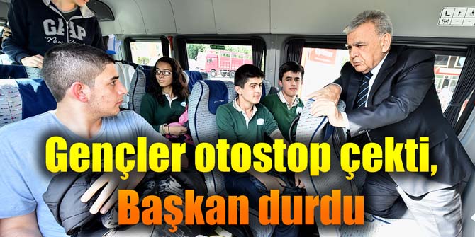 Başkan Kocaoğlu, yolda araç ekleyen öğrencileri minibüse alarak sohbet etti