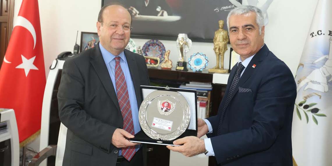 BAŞKAN ÖZAKCAN’A TEŞEKKÜR PLAKETİ