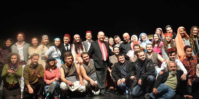 Başkan Özakcan'ın Dünya Tiyatrolar Günü Mesajı