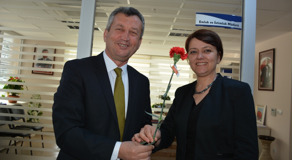 Başkan ŞAHİN 8 Mart’ı karanfillerle kutladı