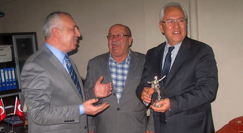 Başkan Selvitopu’na ''Efe'' heykeli hediye ettiler