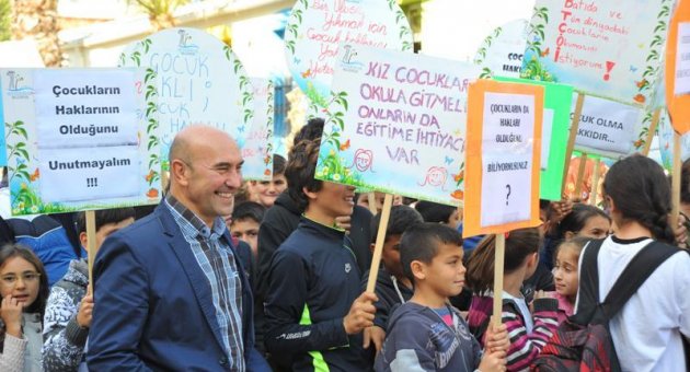 BAŞKAN SOYER ÇOCUKLARLA BİRLİKTE YÜRÜDÜ