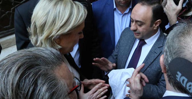 Başörtüsü Takmam Deyip Terk Etti