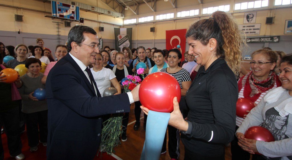 Batur’dan bayanlara 8 Mart ziyareti