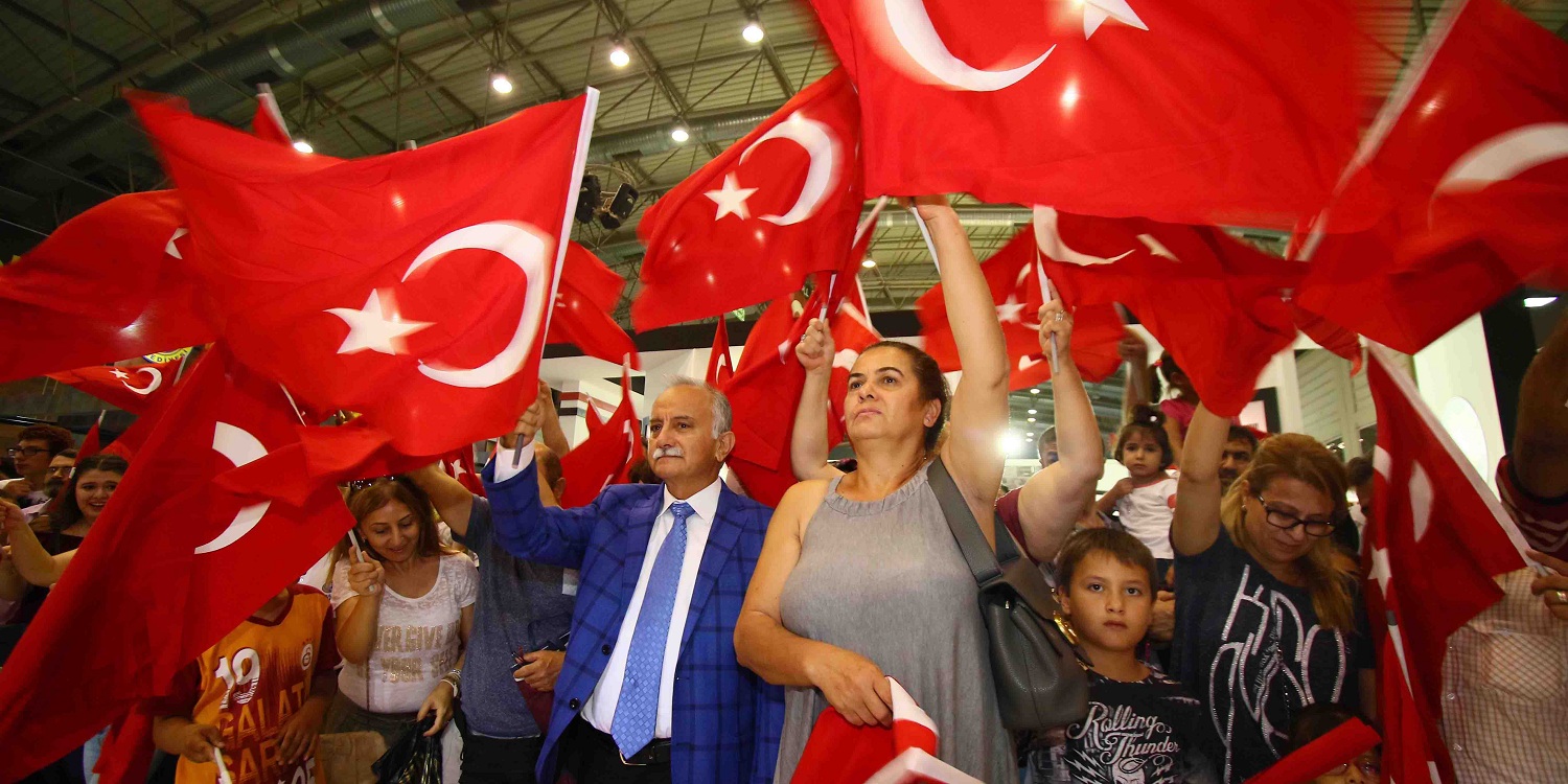 Bayraklı Belediyesi&#039;nden ay-yıldız şov