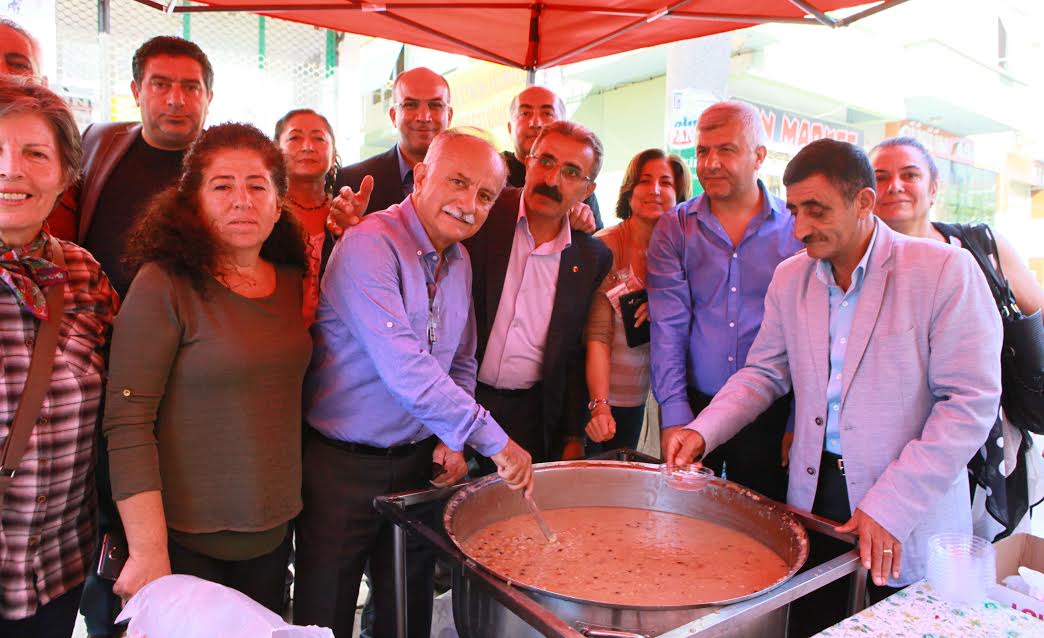 Bayraklı’da 10 bin kişiye aşure