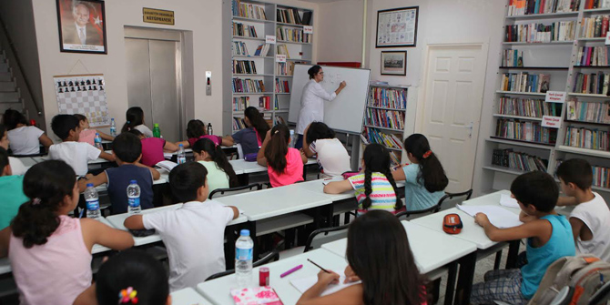 Bayraklı'da Çocuklar Yazları Dolu Geçiriyor