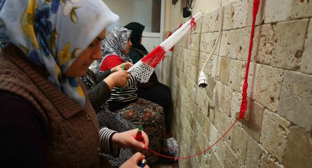 Bayraklı’nın üretici kadınları pazar filesi örüyor!