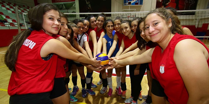 Bayraklı'nın voleybolcuları yarı finalde