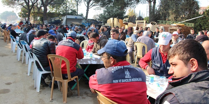 Belediye işçileri Ödemiş'te şehitlere mevlüt okuttu