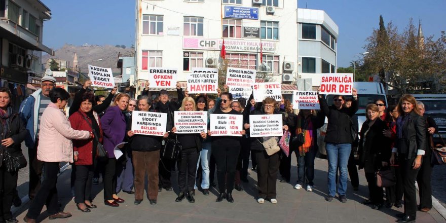 Bergama CHP'den Kadına Şiddet Eylemi