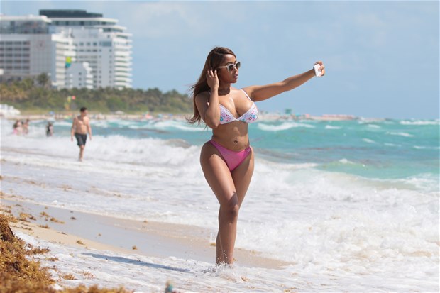 bikinisiyle olay oldu.