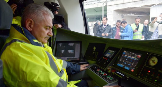 Binali Yıldırım, vatman koltuğuna geçip Marmaray'ı kullandı