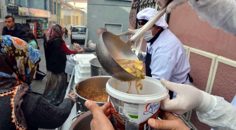 Bir kap sıcak yemek, bir büyük mutluluk