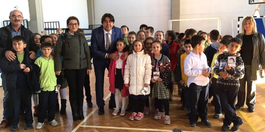 ‘Birlikte Oynayalım’ isimli çocuk oyunu Foça'da Beğeniyle İzlendi