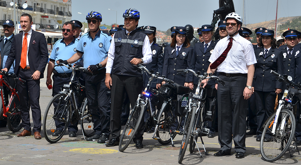 Bisikletli zabıta timi Foça'da görev başında