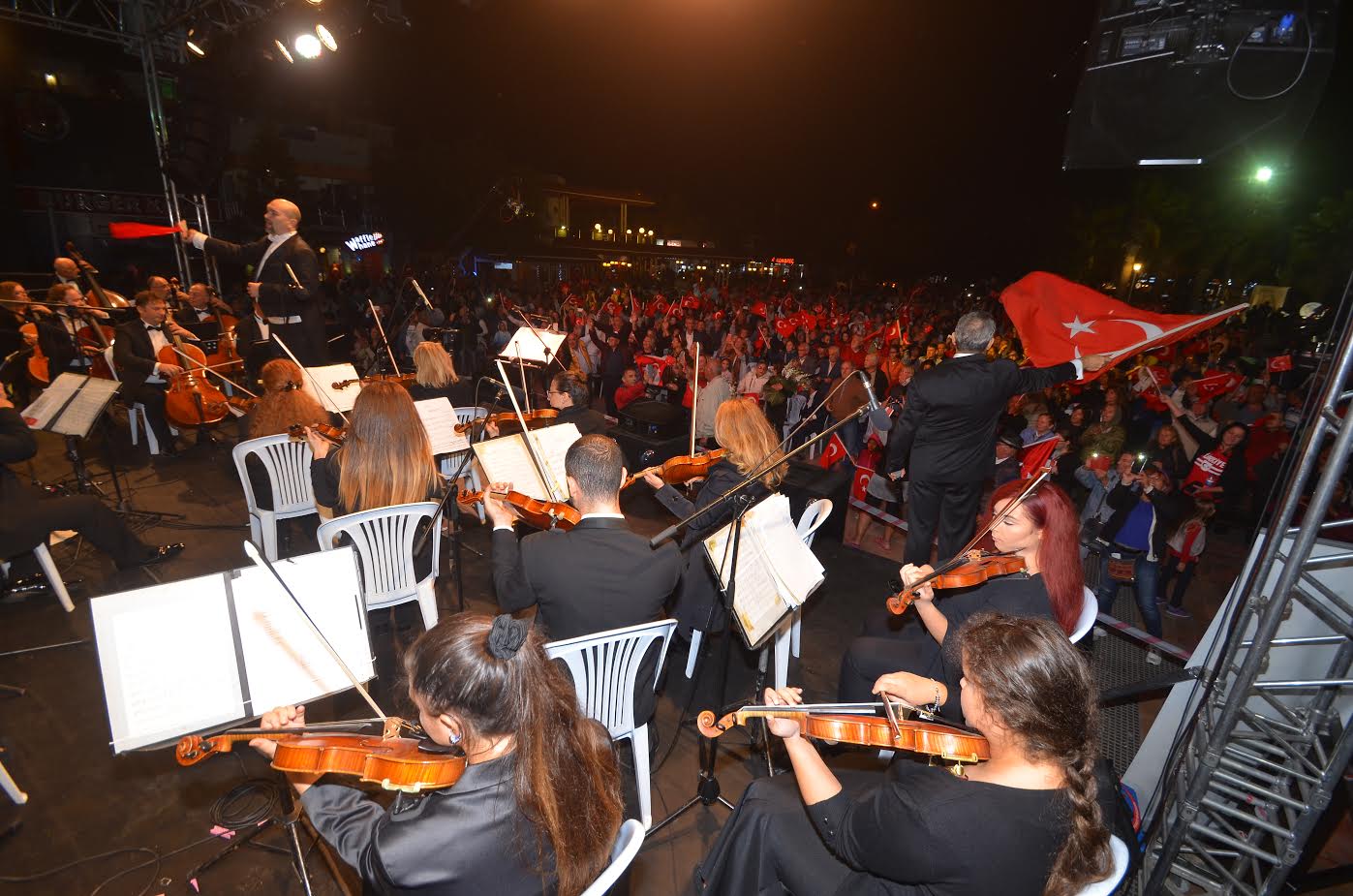 Bodrum Oda Orkestrası, binlerce kişiyi coşturdu