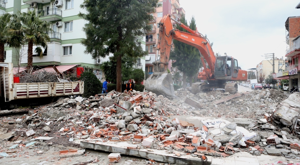 Bornova Belediyesi’nin yol hamlesi sürüyor