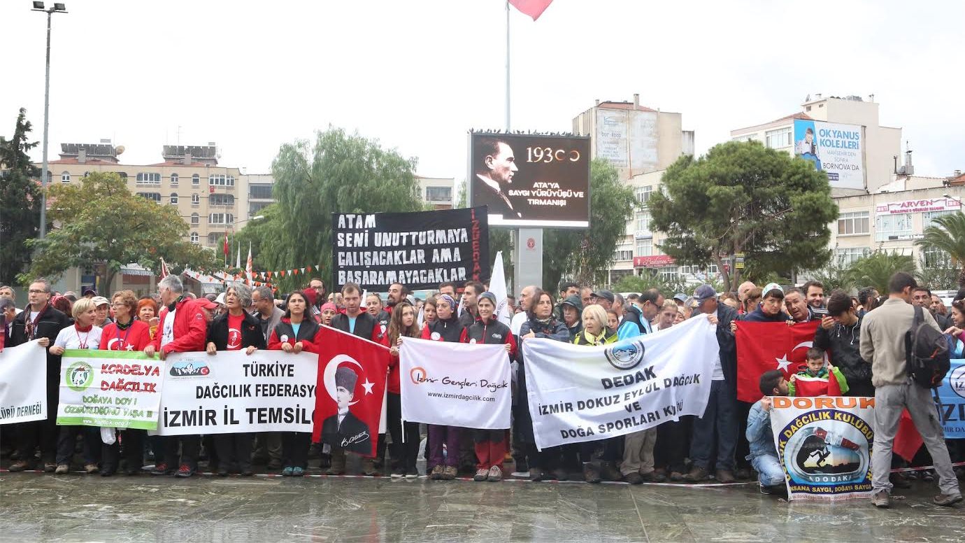 Bornova'da Atatürk için yürüdüler