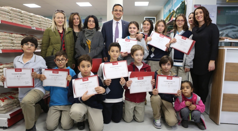 Bornova’da dayanışma Dost Marketle yayılıyor