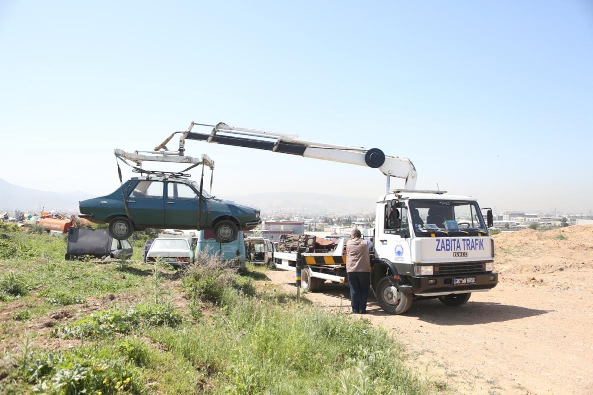 Bornova’da hurda araç operasyonu