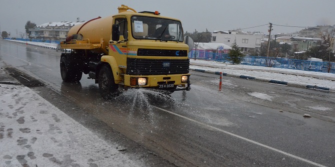 Bornova'da karla mücadele aralıksız sürüyor