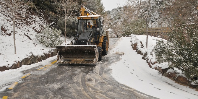 Bornova'da kar yolları kapattı