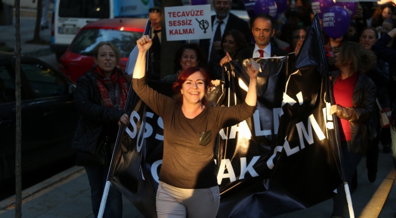 Bornova’da söz de, sahne de, meydan da kadınların