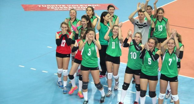 Bornova’nın gururu şampiyon kızlara pastalı kutlama