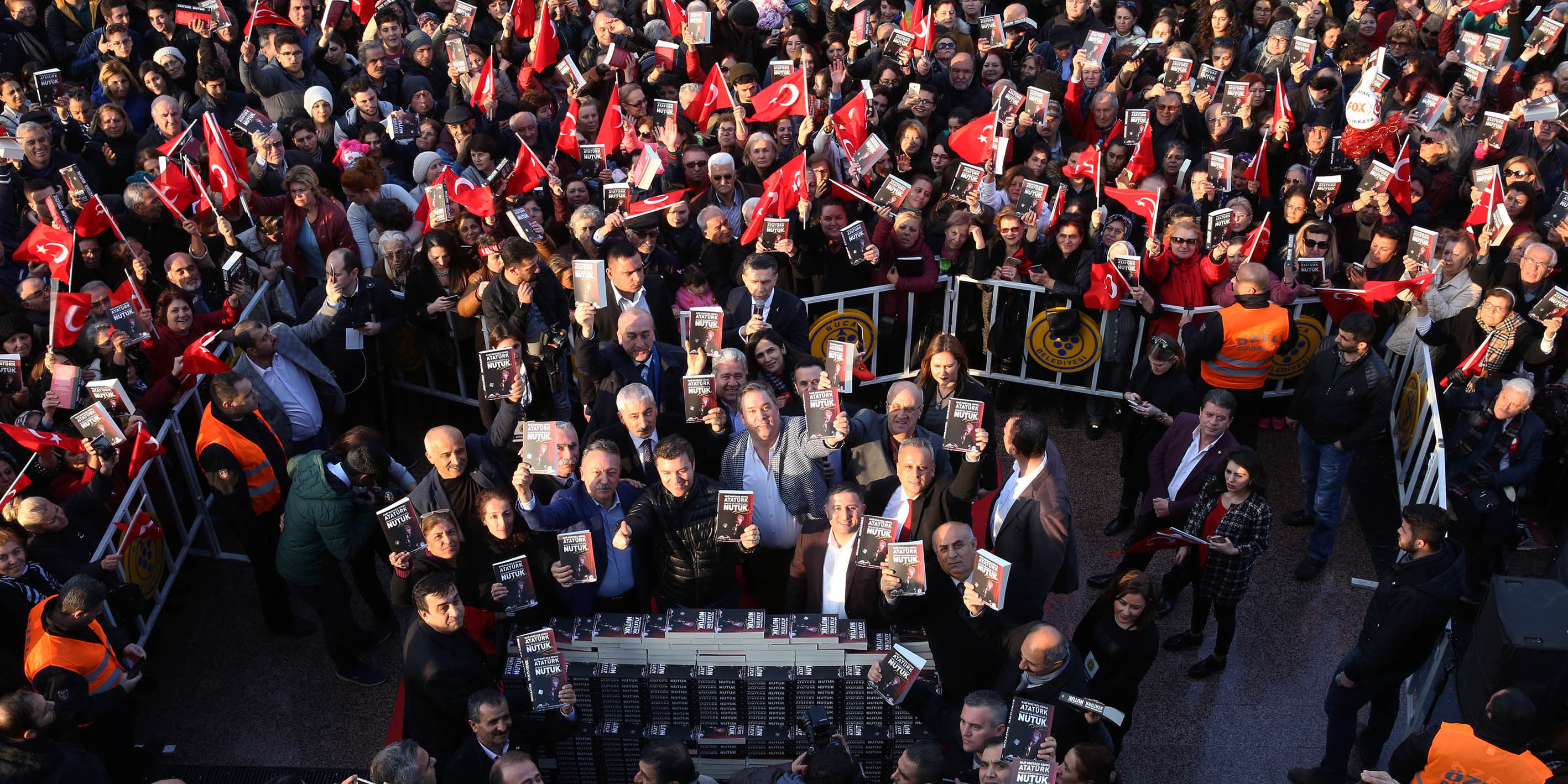 Buca Belediyesi 50 Bin Nutuk dağıttı