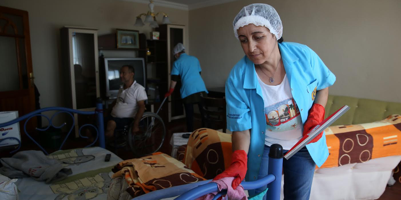 Buca’da ihtiyaç sahiplerine bayram temizliği  