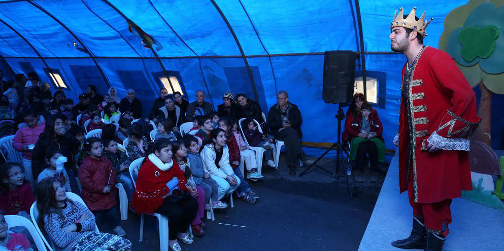 Bucalı çocuklar Çadır Tiyatrosu’nu çok sevdi