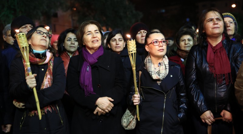 Bucalı kadınlar Özgecan için sokaklarda