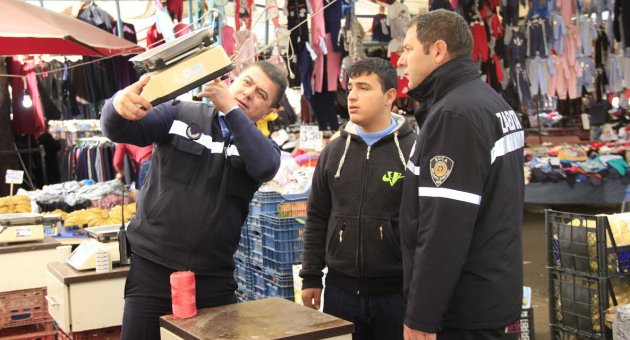 Buca zabıtasından ‘Pazar’ mesaisi