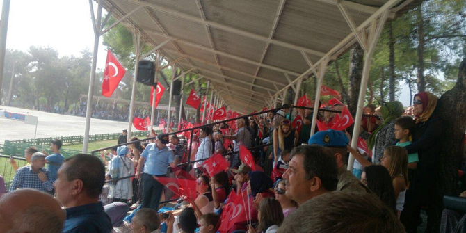 Büyükşehir Zabıtası 4 Bin Bayrak Dağıttı