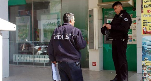 Çalan banka alarmı polisi harekete geçirdi