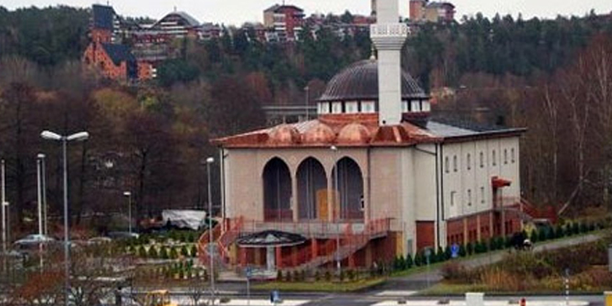 Cami Girişine Skandal Yazı!