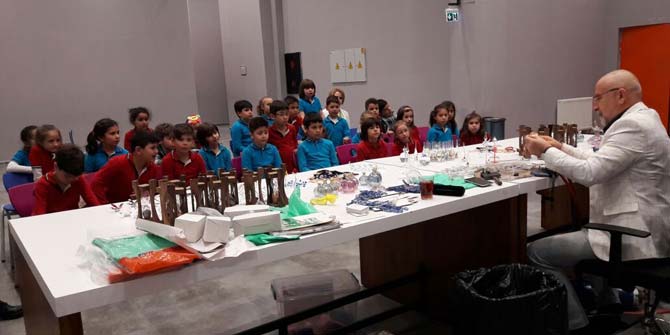 Cam üfleme sanatını uygulamalı öğrendiler