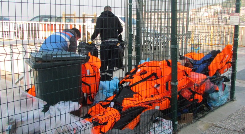 Can kurtarmayan ''ölüm yelekleri'' çöpe gitti