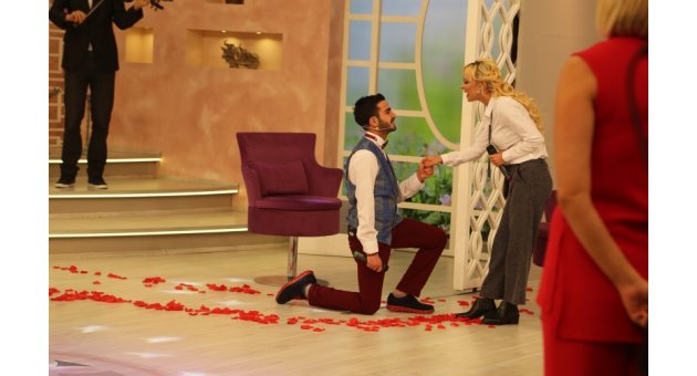 Canlı Yayında Keman Eşliğinde Evlilik Teklifi!