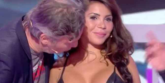 Canlı Yayında Rezalet: Göğüslerini Öptü!