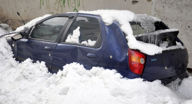 Çatıdan düşen kar kütlesi arabayı hurdaya çevirdi